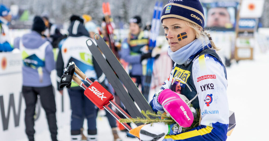 Frida Karlsson var inte nöjd med skidorna efter att Sverige fått nöja sig med ett brons i torsdagens VM-stafett. Svensk konflikt om skidorna: "Fel väg att gå"