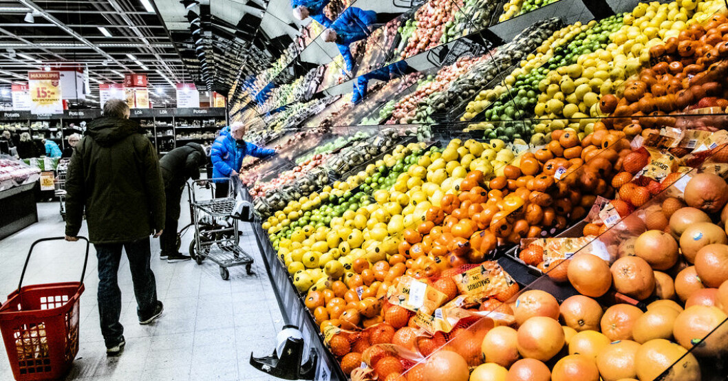 Frukt och grönt på en Ica-butik i Sollentuna. Arkivbild. Axfood – vinnare i kriget om hushållen