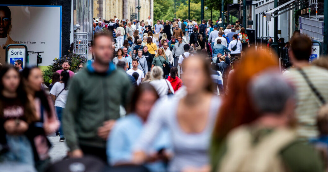Fruktsamhetstalet som uppmäts i Norge är lägre än det har varit någon gång tidigare. Här är mängder av människor i omlopp på Oslos paradgata Karl Johan. Arkivbild. Barnafödandet på nedgång i Norge