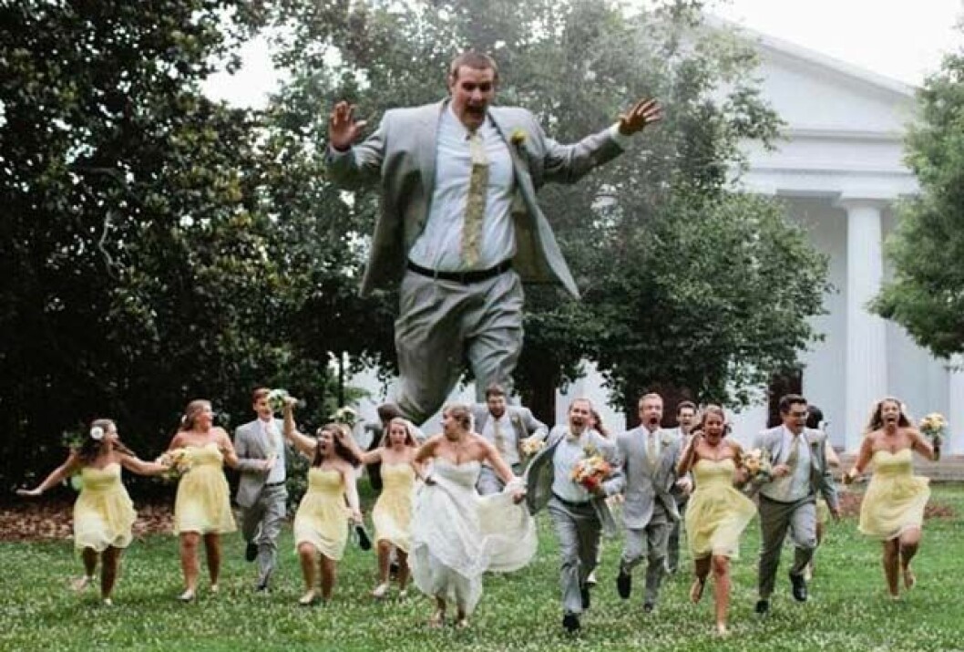 Källa: <a href="http://www.teamjimmyjoe.com/wp-content/uploads/2014/09/funny-photoshopped-giant-chasing-wedding-party.jpg" target="_blank">Teamjimmyjoe.com</a> Källa: Teamjimmyjoe.com