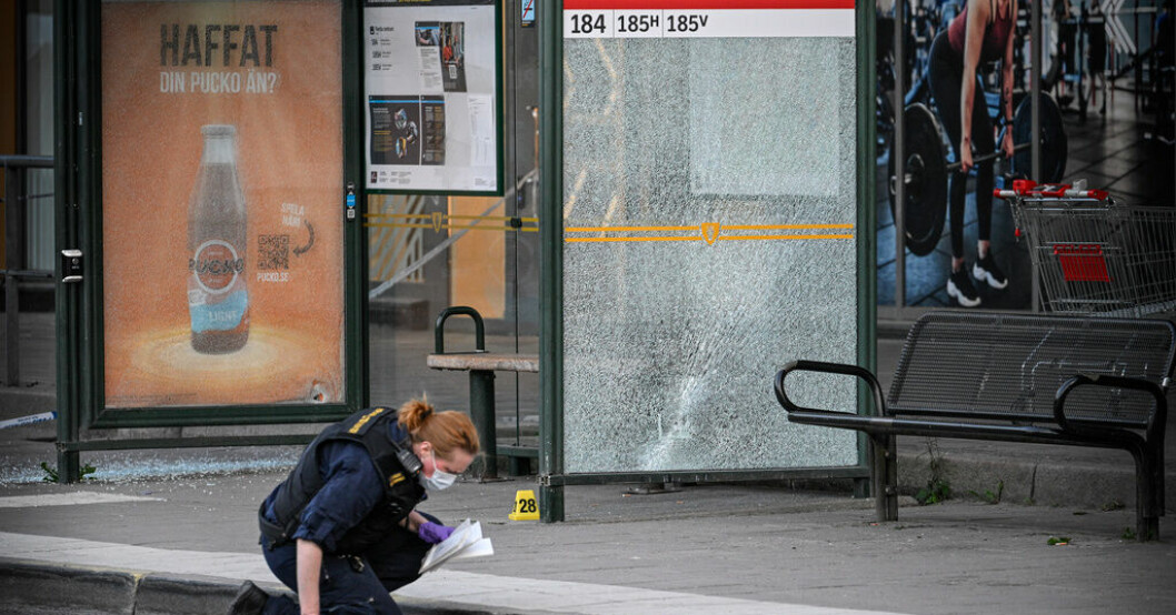 Fyra personer sköts i Farsta i södra Stockholm på lördagen. 21 skott avlossades i Farsta centrum