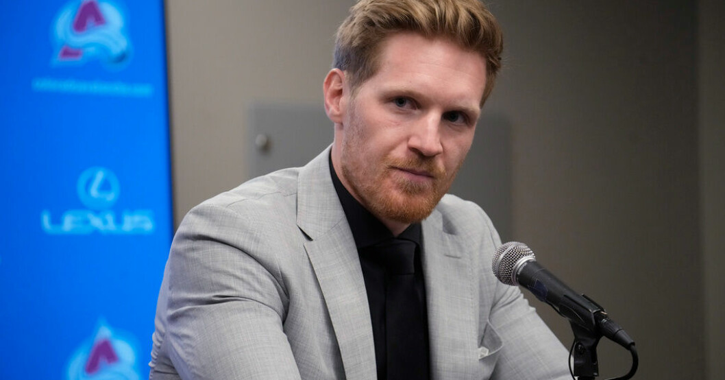 Gabriel Landeskog kan inte spela ishockey på ett bra tag. Arkivbild. Mardröm för Landeskog: "Lång och tuff väg"
