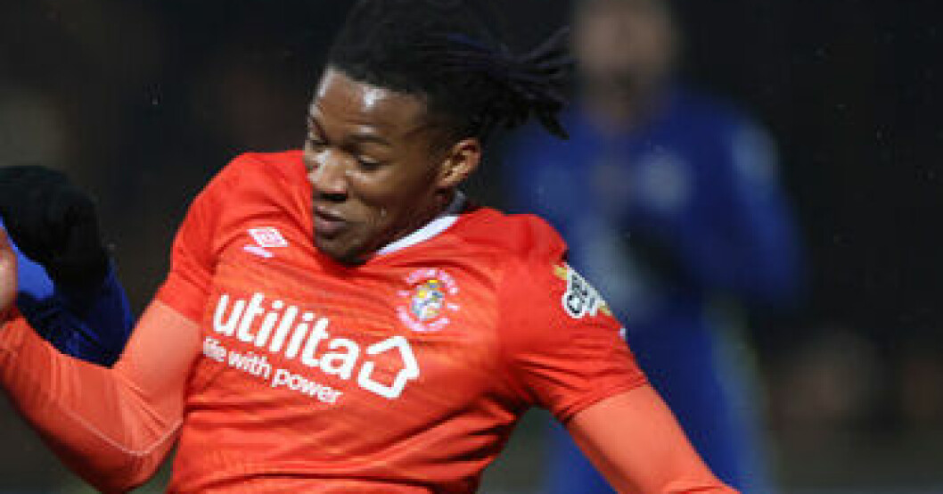 Gabriel Osho gjorde ett av Lutons två mål mot Sunderland. Arkivbild. Luton vände i PL-kvalet – klart för final