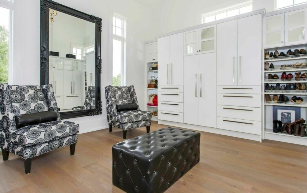 En walk-in-closet där Justin kan ha sin skosamling.<em><strong> FOTO: IBL</strong></em> Justin Biebers walk-in-closet