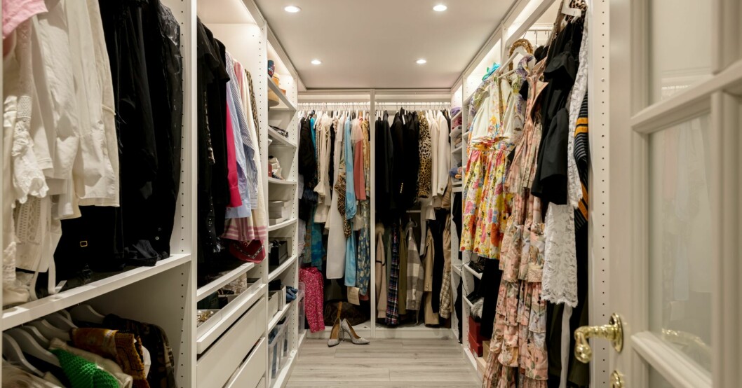 En stor walk in-closet.