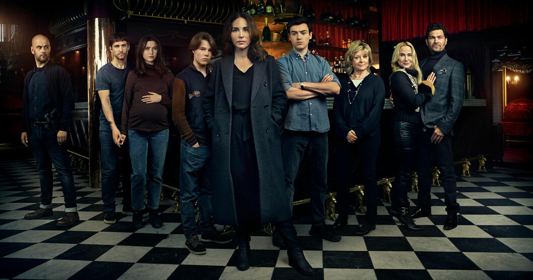 Skådespelarna i Gåsmamman. Shebly Niavarani (Emil), Anastasios Soulis (Zach), Clara Christiansson (Nina), Edvin Ryding (Linus), Alexandra Rapaport (Sonja Ek), Joel Lützow (Gustav), Grynet Molvig (Klara), Anja Lundqvist (Kattis), Christian Hastings (Barry). <strong>Foto: C More.</strong> Shebly Niavarani (Emil), Anastasios Soulis (Zach), Clara Christiansson (Nina), Edvin Ryding (Linus), Alexandra Rapaport (Sonja Ek), Joel Lützow (Gustav), Grynet Molvig (Klara), Anja Lundqvist (Kattis), Christian Hastings (Barry) i Gåsmamman.