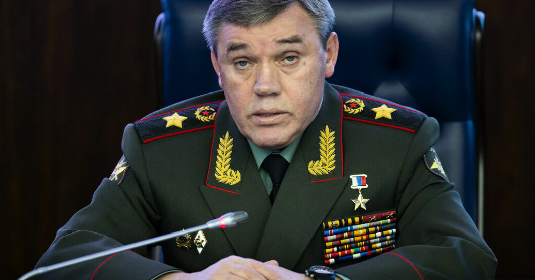 Generalstabschef Valerij Gerasimov. Arkivbild. Storbritannien: Ryska soldater straffas i gropar