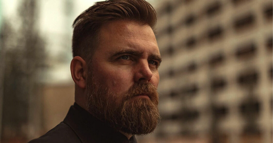 Mattias Nordkvist spelar en av huvudrollerna i Genombrottet. Mattias Nordkvist som blickar bort från kameran.