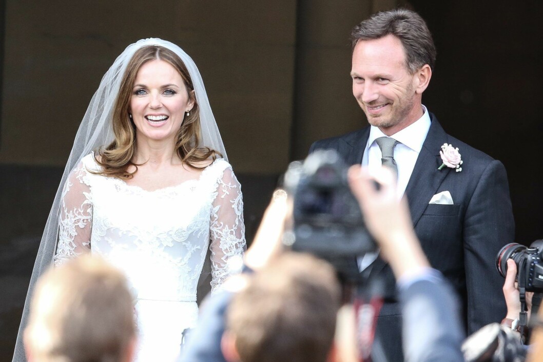 Geri och Christian tog emot gästernas hyllningar på kyrktrappan efter vigseln. Foto: Stella Pictures Geri och Christian tog emot gästernas hyllningar på kyrktrappan efter vigseln. Foto: Stella Pictures
