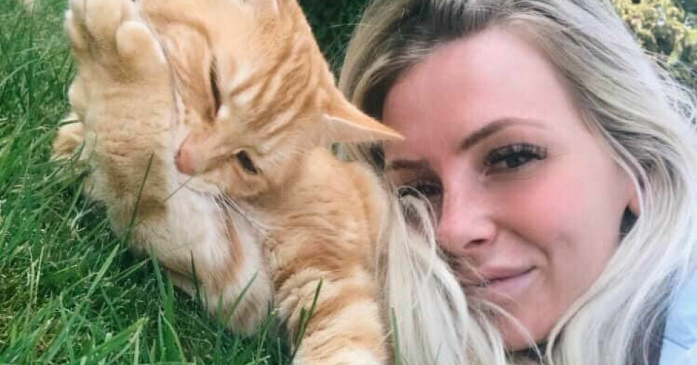 Harriet Peace med katten Tango när han fortfarande var i livet. Harriet Peace