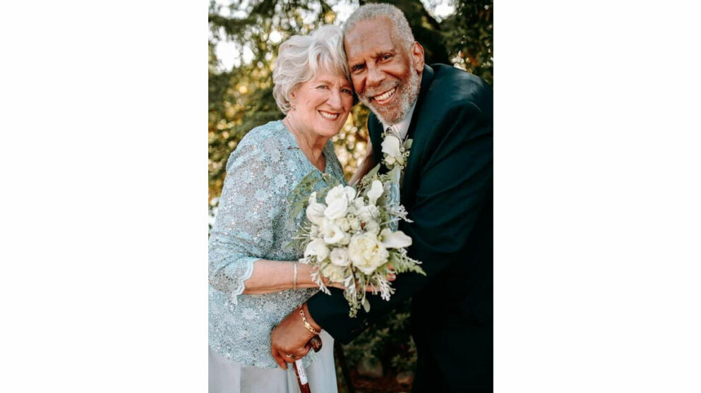 ”Min farsgubbe lyckades med det omöjliga. Han hittade kärleken, trots pandemin. 77 år och nygift”, säger den stolta sonen J.J. Adams till Oprah Daily.