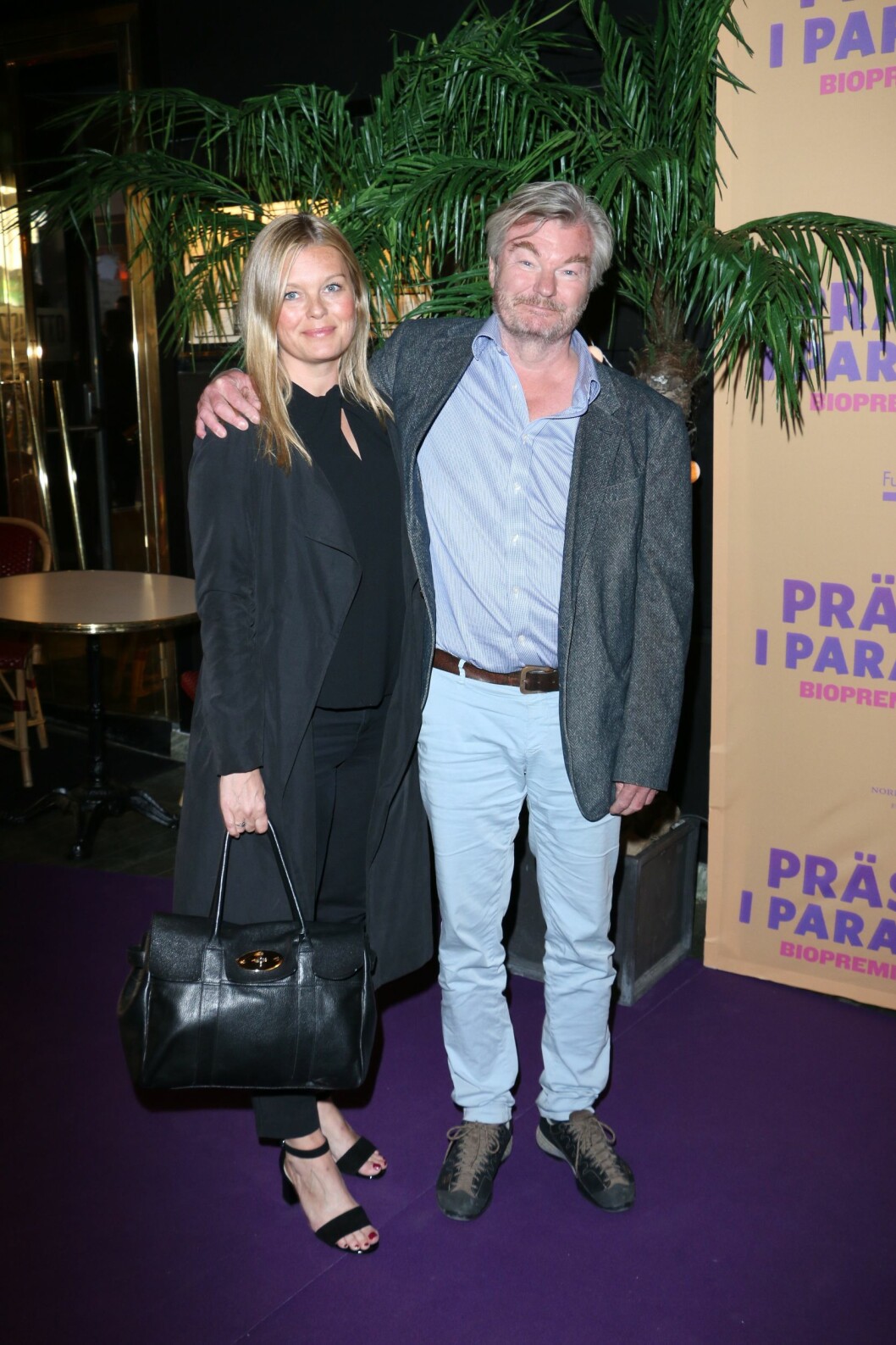 Peter Dalle och nya kärleken Victoria Heleander på galapremiären av filmen “Prästen i paradiset”. Foto: Micael Engström Peter Dalle och nya kärleken Victoria Heleander på galapremiären av filmen "Prästen i paradiset". Foto: Micael Engström