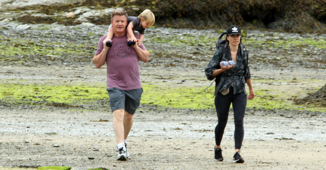 Gordon, Oscar och Tana tar en promenad på stranden i Cornwill.