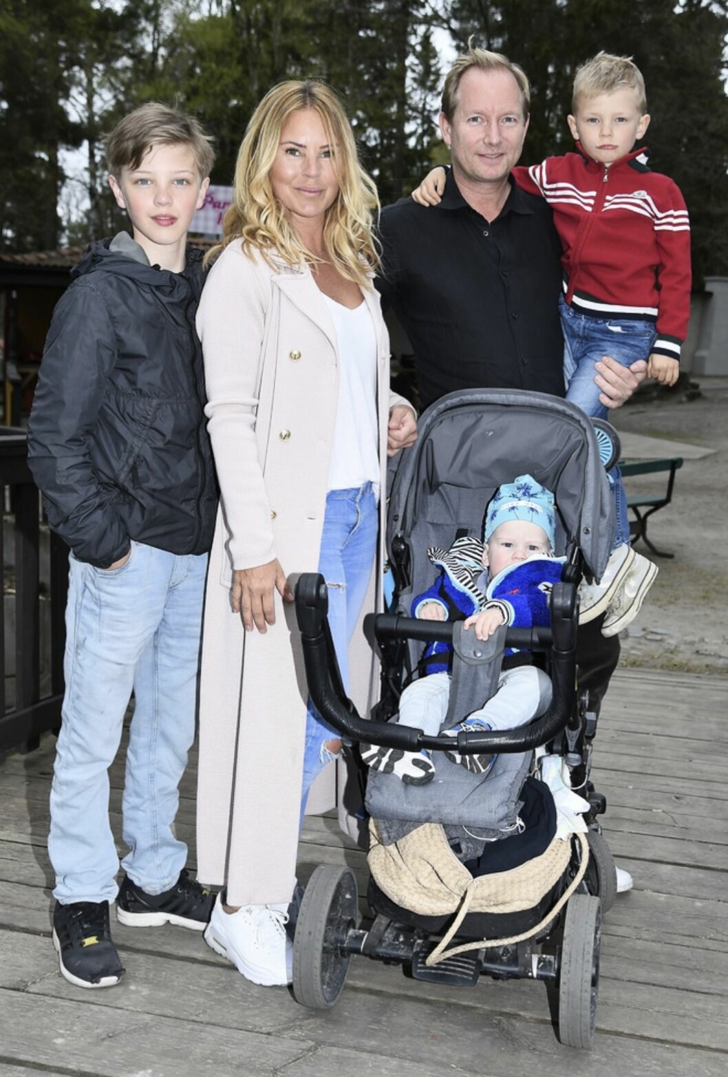 Magdalena Graaf tillsammans med Filip Larsson och sönerna Charlie, Tristan, Louie. Säsongspremiär på Parken Zoo i Eskilstuna år 2017. FOTO: Karin Törnblom/TT Magdalena Graaf med familj