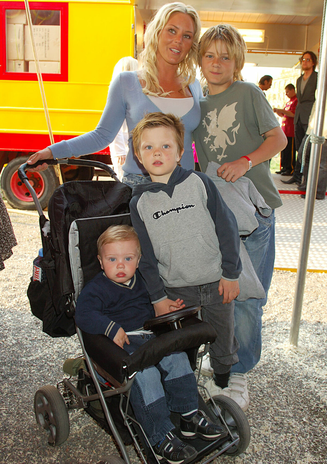 Magdalena Graaf med sönerna Tristan, Lancelot och Isak 2006.