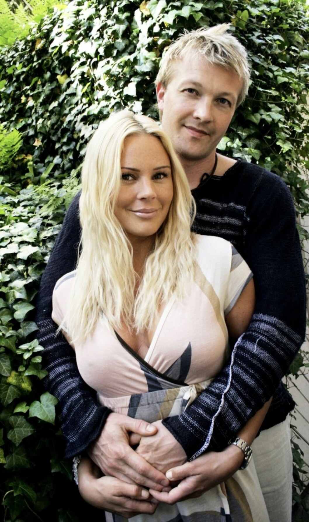 Med orden ”lyckliga familjen” beskrevs ex-paret år 2007. FOTO: Mia Carlsson/TT Magdalena Graaf och Magnus Hedman kramar om varann