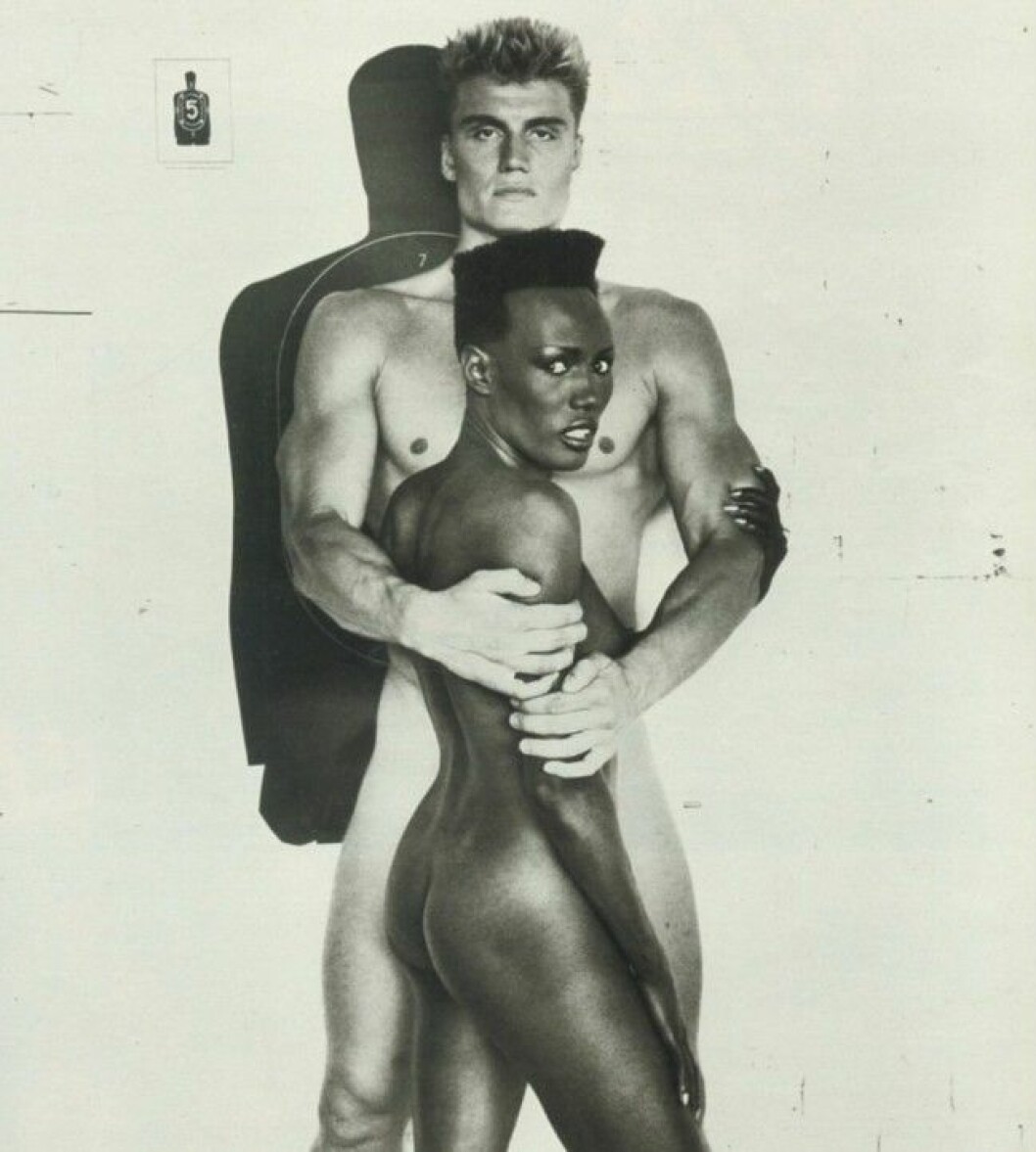 Grace Jones och Dolph Lundgren under den omtalade nakenplåtningen. GRACE-JONES-amp-DOLPH-LUNDGREN