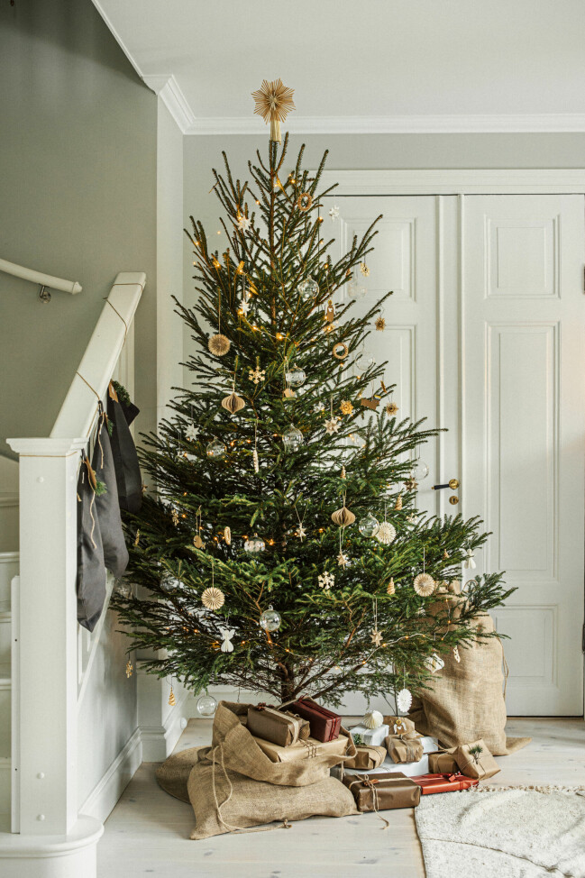 Julgranen är viktig enligt svenskarna. Julgran med naturnära färger och julpynt