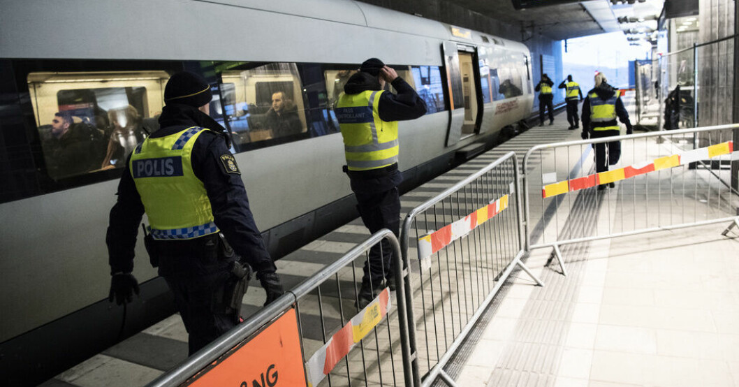 Gränskontrollerna gör att människor tvingas visa pass vid inresa. Arkivbild. Gränskontroller sågas: Skadar svensk ekonomi