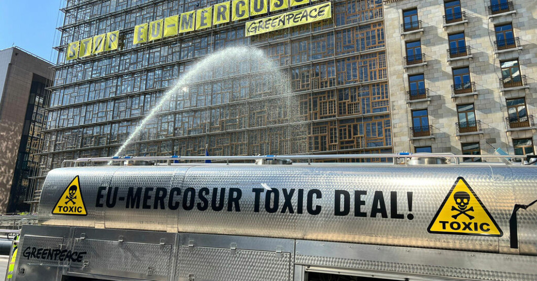Greenpeace-aktivister protesterar vid Europabyggnaden i Bryssel under EU-ländernas handelsministermöte. Ny fart för Mercosur-debatt i EU