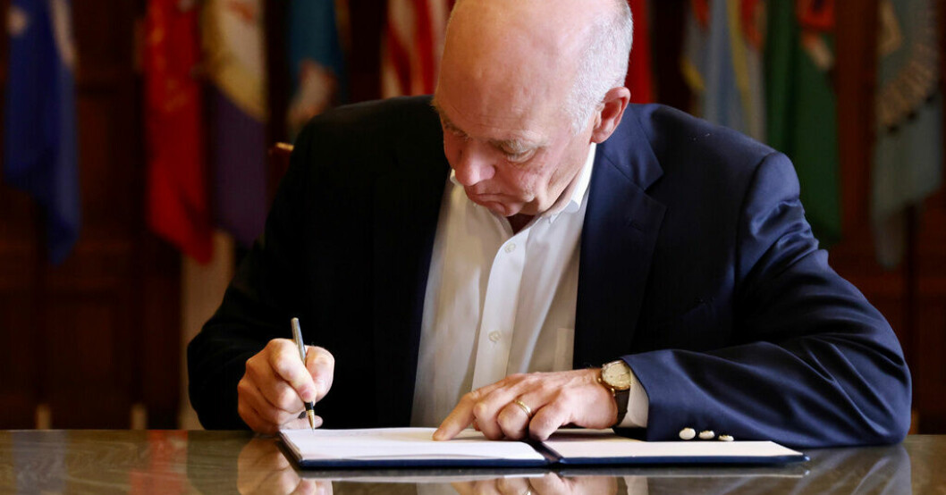 Greg Gianforte skriver under lagen. Delstat i USA först ut att förbjuda Tiktok
