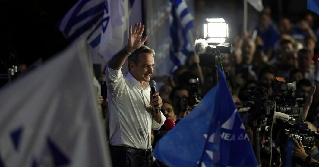Greklands premiärminister Kyriakos Mitsotakis talar till anhängare utanför partihögkvarteret i Aten. Mitsotakis utropar seger i Grekland