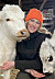 Greta Berglund tillsammans med en ko