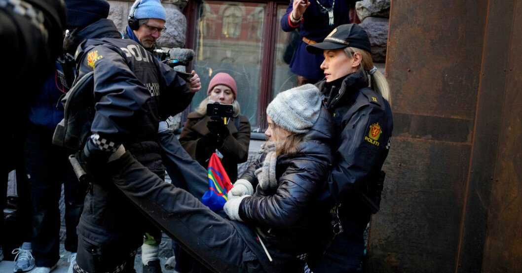 Greta Thunberg bars bort av norsk polis under en klimataktion i Oslo på onsdagen. Greta Thunberg bortburen under klimataktion