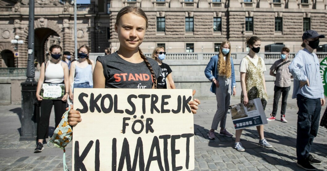 Greta Thunberg skolstrejkar för klimatet utanför Riksdagshuset.