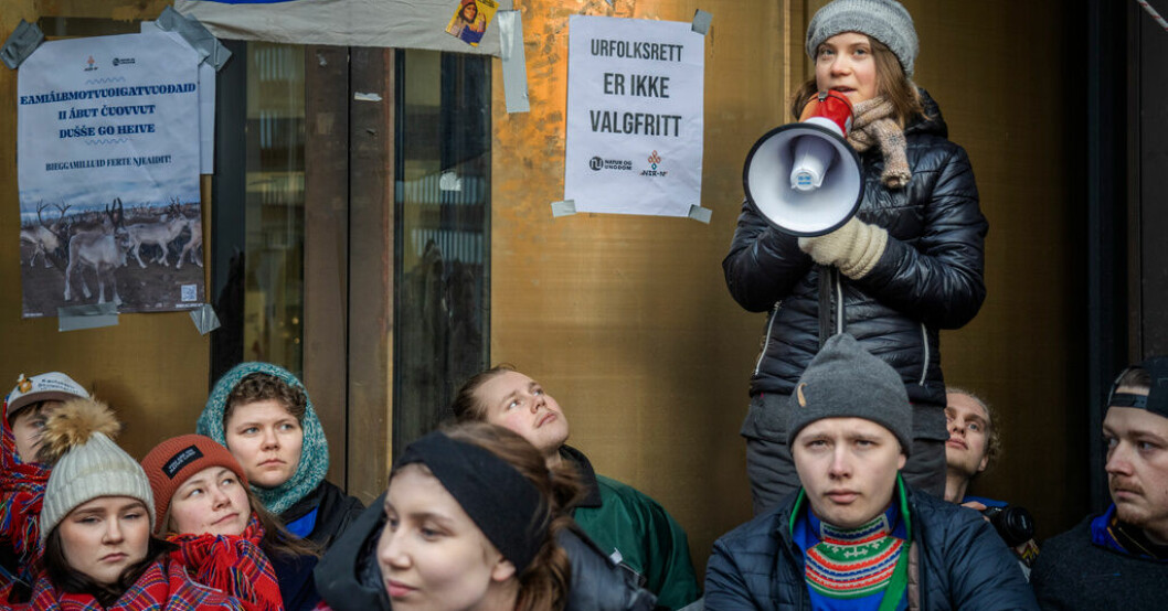 Greta Thunberg tillsammans med demonstranter vid olje- och energidepartementet i Oslo. Thunberg stoppades från norsk sittstrejk