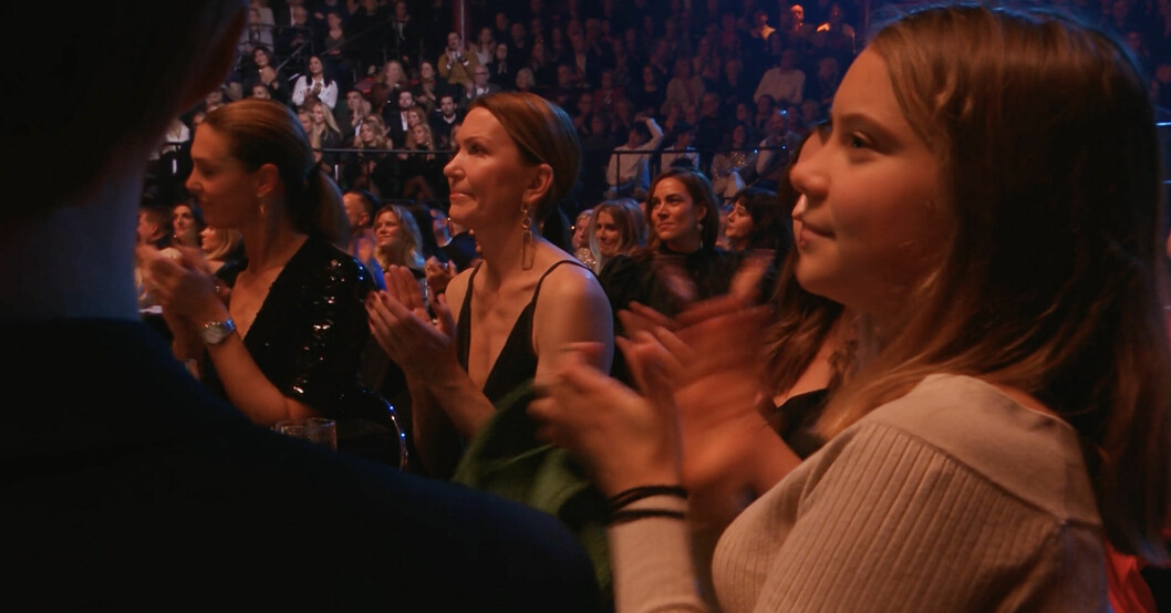 När Greta applåderar ser man den blivande mössan i hennes händer. När Greta applåderar ser man den blivande mössan i hennes händer.