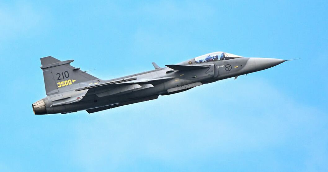 Gripen under en flyguppvisning över Borgholm på Öland. Arkivbild. Jonson (M) i Ukraina – diskuterade Gripen