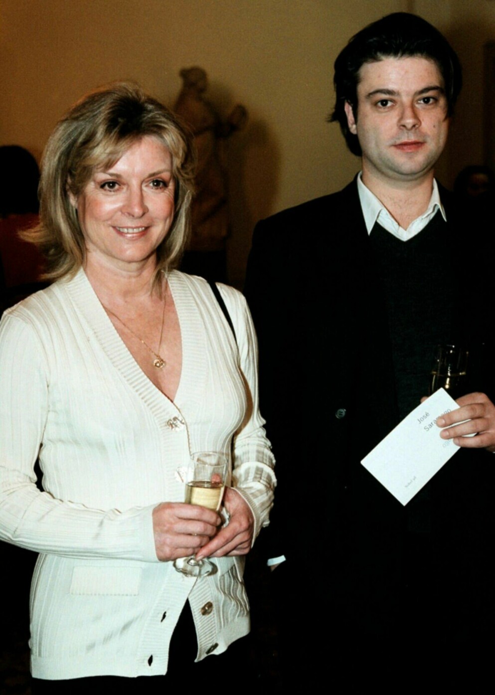 I december år 1998 vankades det vimmel. Jose Saramago i Stockholm, Grynet anlände på röda mattan tillsammans med sonen Theodor. GRYNET MOLVIG, THEODOR JANSON