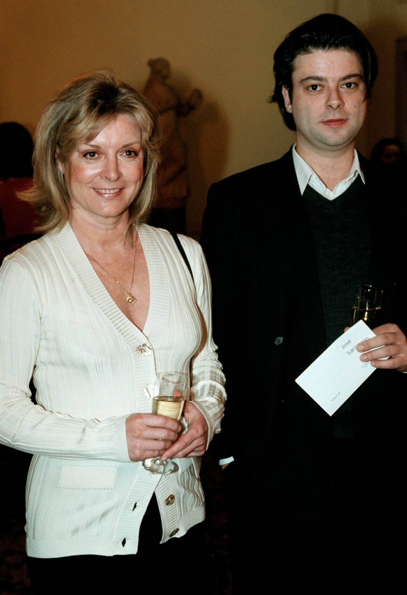 Grynet Molvig med sonen Theodor år 1998.