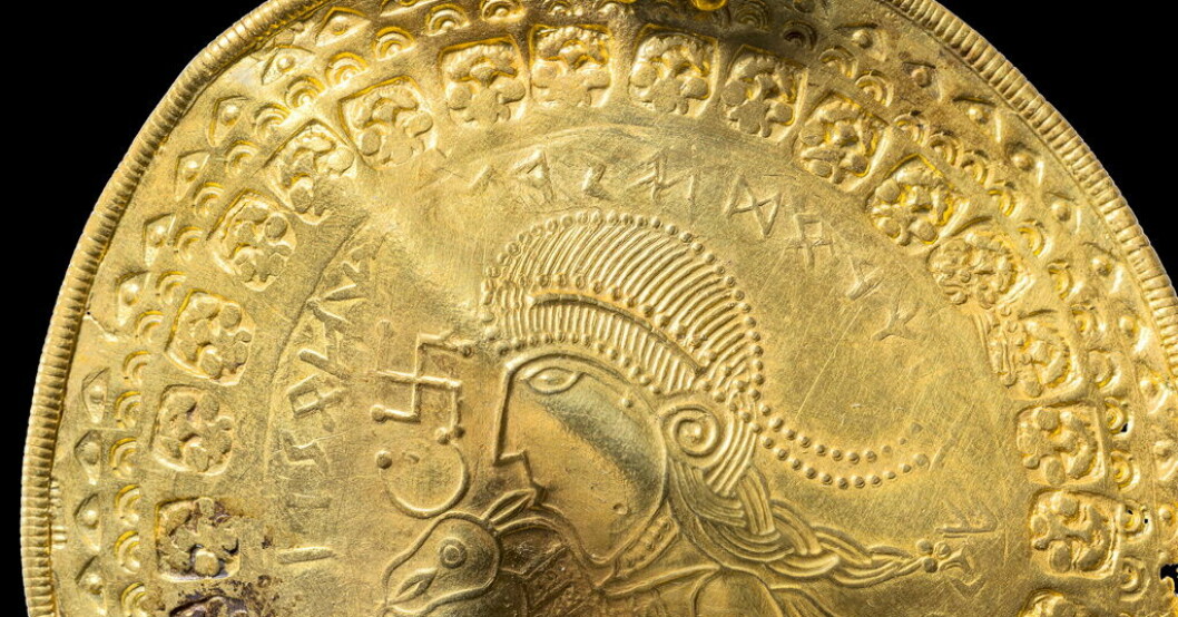 Guldmedaljongen med inskriptionen "Han är Odens man". Hänget var tänkt att bäras i kedja runt halsen. Dess diameter är cirka 60 millimeter. Medaljongen finns utställd i danska Nationalmuseets guldrum. Världens äldsta text om guden Oden hittad