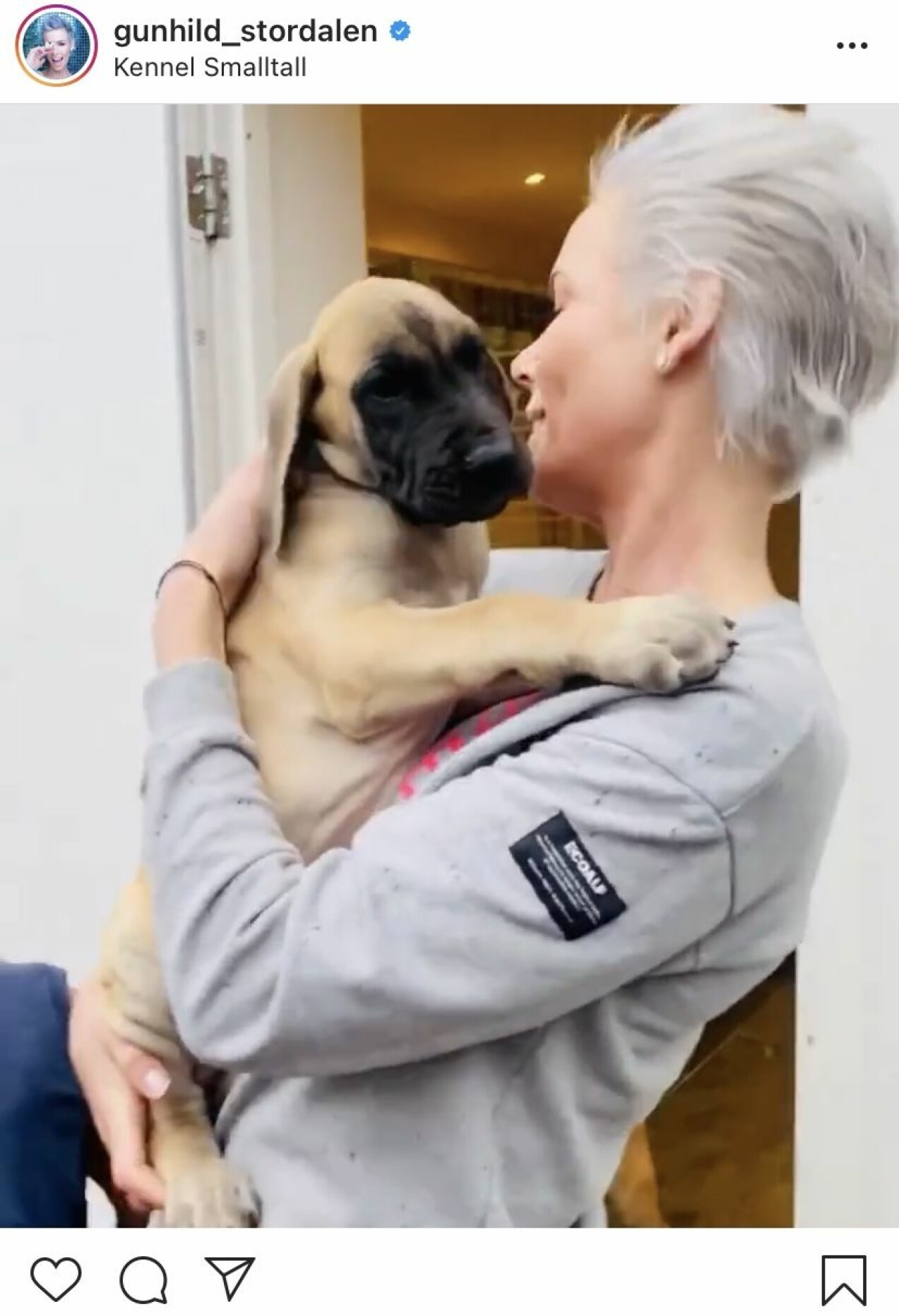 Gunhild Stordalen med hunden Monty. Gunhild Stordalen