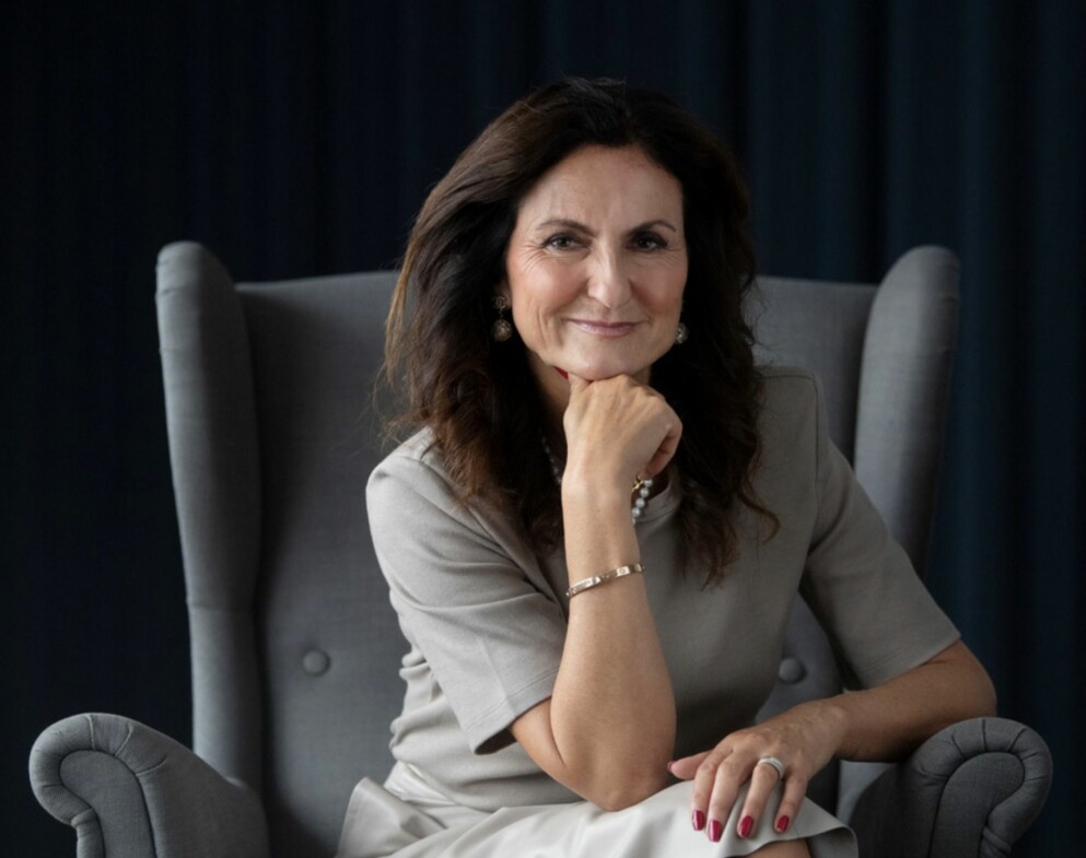Gunilla von Platen. Gunilla von Platen i grå klänning och fåtölj