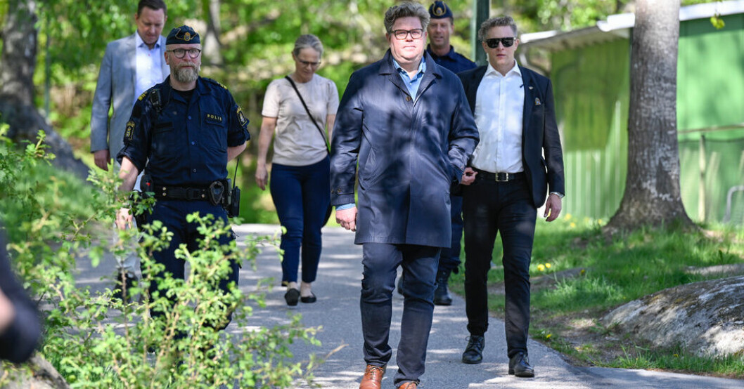 Gunnar Strömmer på plats i Rågsved efter dödsskjutningen vid en grillkiosk tidigare i veckan. Strömmer i Rågsved: En stor tragedi