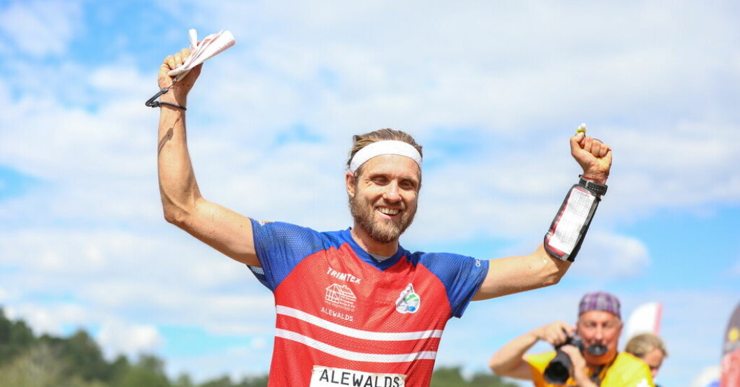 Gustav Bergman, på bilden, Martin Regborn och Emil Svensk plockade hem säsongens första världscupstafett. Arkivbild. Ny svensk världscupseger i orientering – "Skönt"