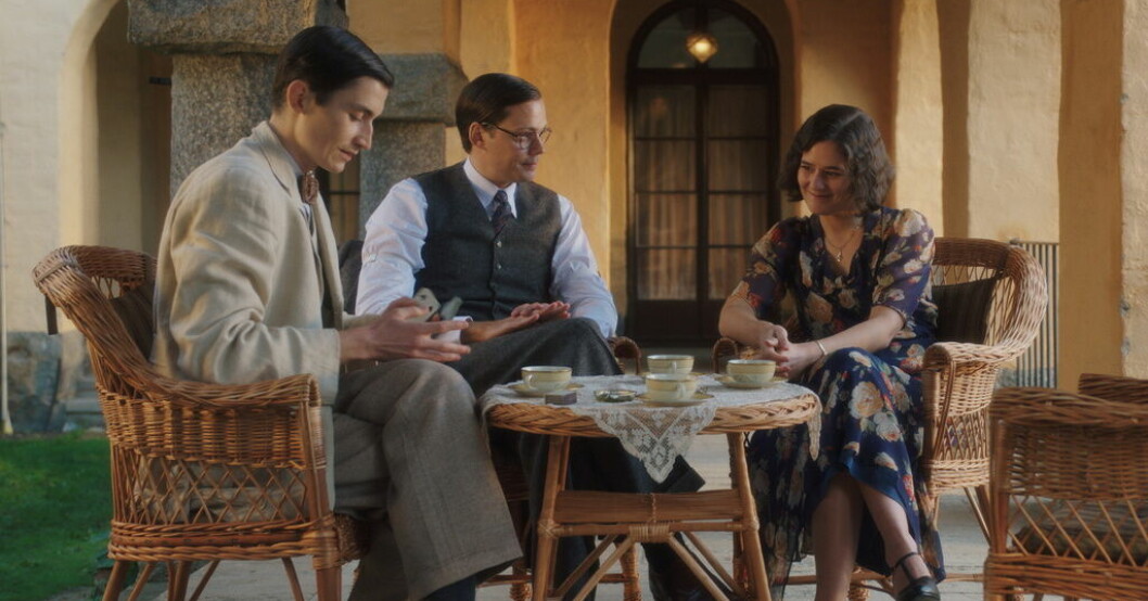 Gustav Lindh, Bill Skarsgård och Asta Kamma August i "Bränn alla mina brev", som är en filmatisering av Alex Schulmans roman. Pressbild. Därför bråkas det om Schulmans roman