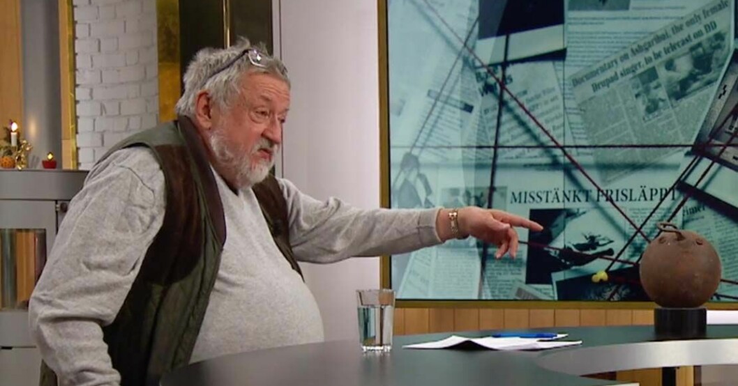 Leif GW Persson visar fångbojan.