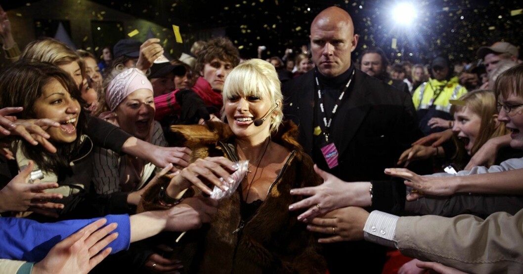 Carolina Gynning vann Big Brother 2004 och fick ta emot fansens jubel och en segercheck på 500 000 kronor. Carolina Gynning vann Big Brother 2004. Här ses hon ta emot fansens jubel efter att ha blivit utsläppt från Big Brotherhuset i finalen.