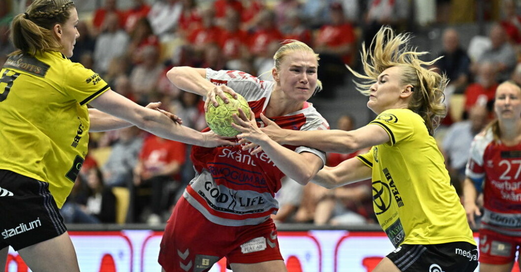 H65 Höörs Isabelle Andersson mellan Sävehofs Johanna Forsberg och Elin Heikka. Tuffare Sävehof vann andra finalen
