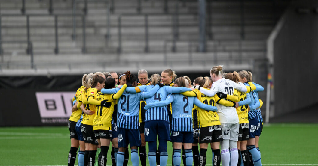Häcken och Djurgården samlades i en kollektiv protest inför avsparken i den damallsvenska premiären. Arkivbild. Kryptiskt svar om damallsvenska konflikten