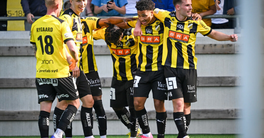 Häckens Momodou Sonko firas efter sitt första allsvenska mål. Häcken överlägset – mosade Degerfors med 6–1