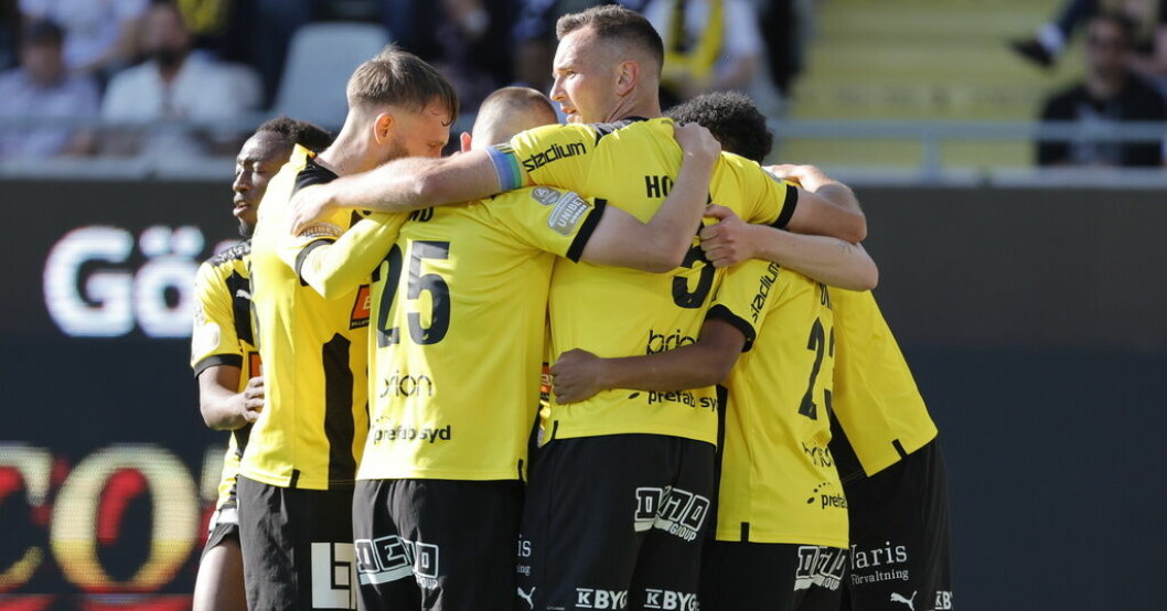 Häckenspelarna jubar efter Even Hovlands 2–0-mål i segermatchen mot Mjällby. Ilskan efter överkörningen: "Inte i närheten"