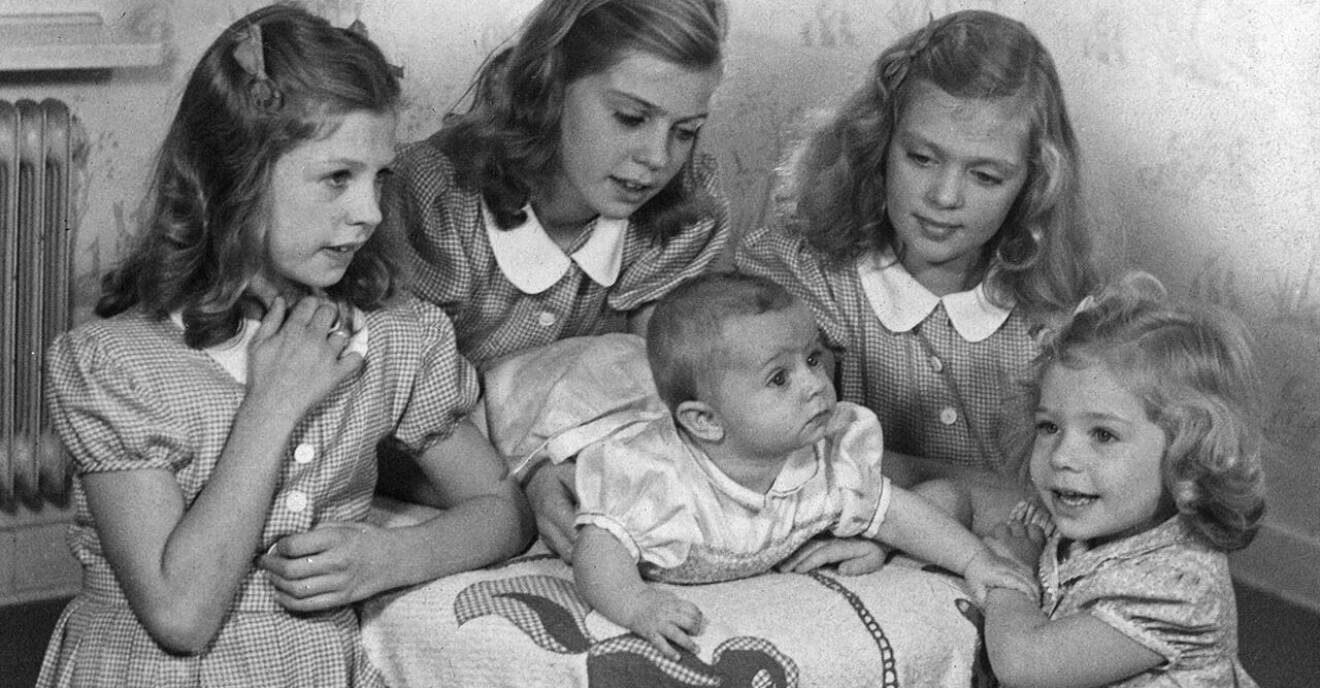 Hagasessorna med sin bror Carl Gustaf 1947. Från vänster Désirée, Margaretha, Carl Gustaf, Birgitta och Christina.