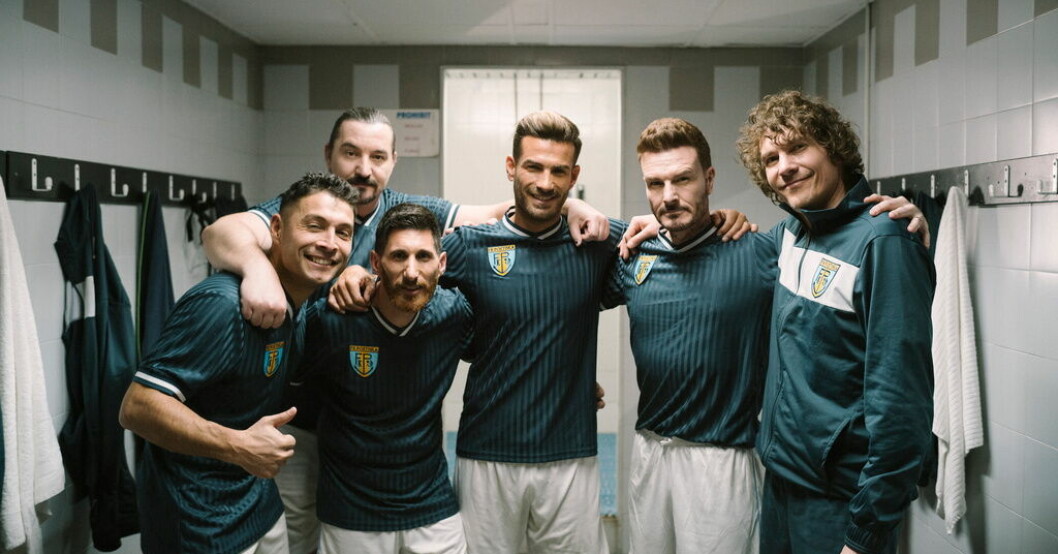 Håkan Hellström tillsammans med sina lookalikes Messi, Zlatan och Ronaldo samt två David Beckham. Pressbild. Hellström ville göra ett varmt porträtt