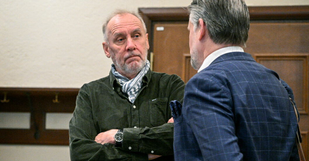 Håkan Nesser tillsammans med sin advokat Conny Cedermark under rättegången i Stockholms tingsrätt. Arkivbild. Håkan Nesser frias från grovt skattebrott