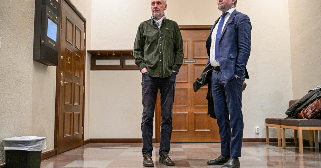 Håkan Nesser tillsammans med sin advokat Conny Cedermark under rättegången i Stockholms tingsrätt. Arkivbild. Dom faller mot Nesser – kan få fängelse